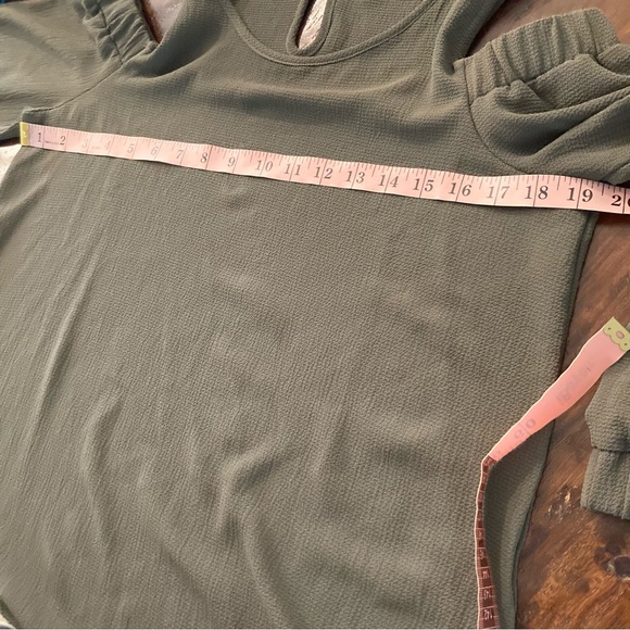 Olive Green Cold Shoulder Top Long Sleeve Blouse Flowy Size Small S - Picture 9 of 11